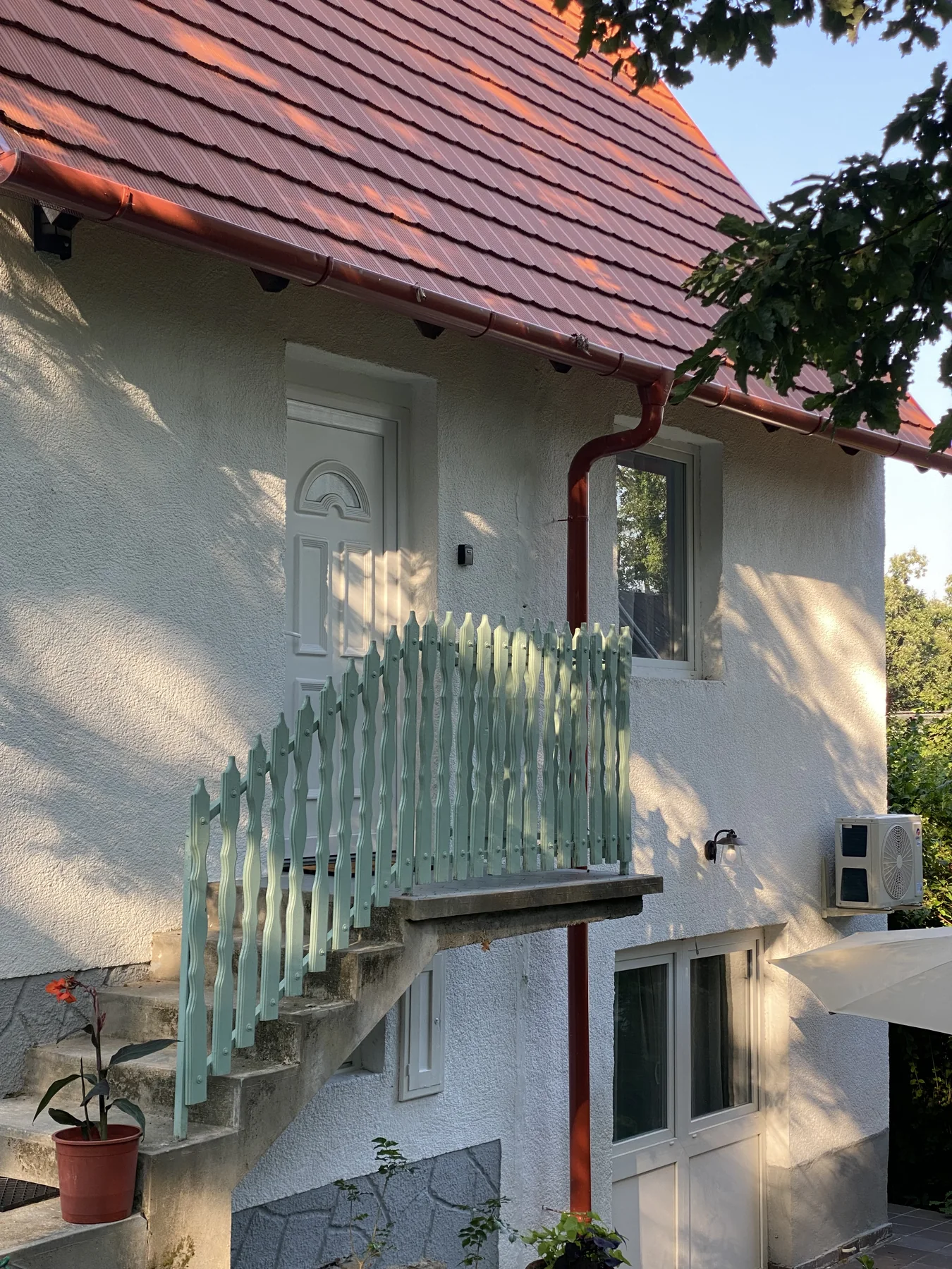 Felső erkély és kerti homlokzat